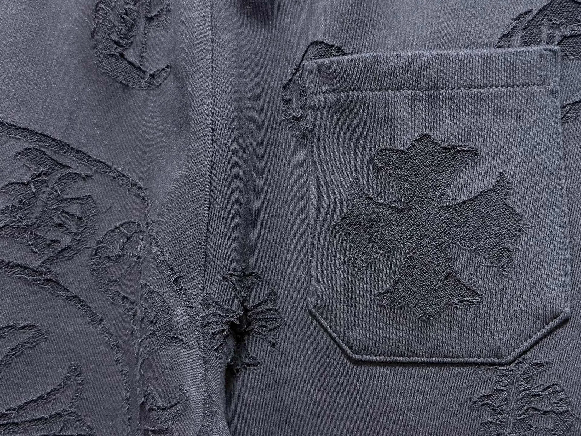 CH/Cro Heart 2026ss Burnt Flower Straight-leg Sweatpants Classic heavy-weight sweatpants with gray tones, Retro street style full-fitting, direct recognition, same style for men and women. ●Three-dimensional patchwork technology: The whole body is covered with Gothic letters + cross flower totems, using raw edge patchwork embroidery, with a mustache-like old texture, and uneven and layered patterns. It is not an ordinary print, and it is durable and not easy to fall off. ●Style tailoring: Loose, straight and wide-legged version, modifying the shape of the legs, hiding the flesh neatly, not flattering the figure, with an online drape, and the upper body has a relaxed street tone. ●Fabric and waist: Heavy knitted terry fabric, thick and soft, with good drape; elastic drawstring waist, with branded metal engraved rope ends, easy to put on and take off, and strong waist adaptability. ●Detailed design: The side pockets are convenient for carrying items, and the back pocket is decorated with cross-pattern patches. The front and rear patterns echo each other. Every detail is highly recognizable to the brand. ●Wearing scenarios: Suitable for street wear, daily outings, and trendy wear. Paired with sweaters, denim jackets, and leather jackets, you can easily create an American retro cool style. ●The overall gray base is paired with Cream White patches, which are low-key yet impactful. They are both comfortable and trendy. Versatile sweatpants, a must-have for fashionistas, are also available at the counter. SIZE：M L XL XXL XXXL